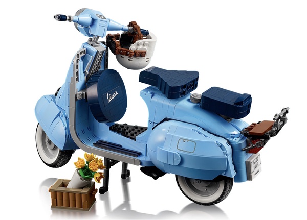 樂高LEGO最新聯名「偉士牌 Vespa 125」必入手！藍綠色復古機車，帶你重遊懷舊義大利！