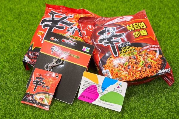 辛拉麵變悠遊卡！家樂福獨家開賣辛拉麵造型悠遊卡禮盒，還可吃到辛拉麵、辛炒麵！