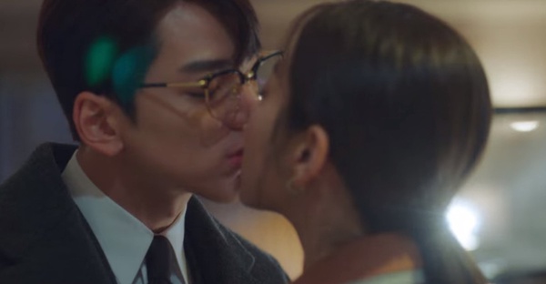 《社內相親》漫畫「床戲尺度更大」!副CP不只摘眼鏡還咬耳朵,泰武夏莉從腿一路吻上去