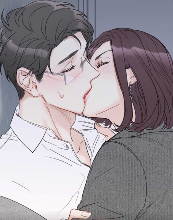 《社內相親》漫畫「床戲尺度更大」！副CP不只摘眼鏡還咬耳朵，泰武夏莉從腿一路吻上去