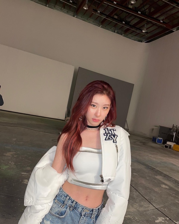 低腰褲流行回來了?韓國女星紛紛穿起低腰褲:Jennie、田小娟超颯;潤娥雜誌畫報被嫌棄