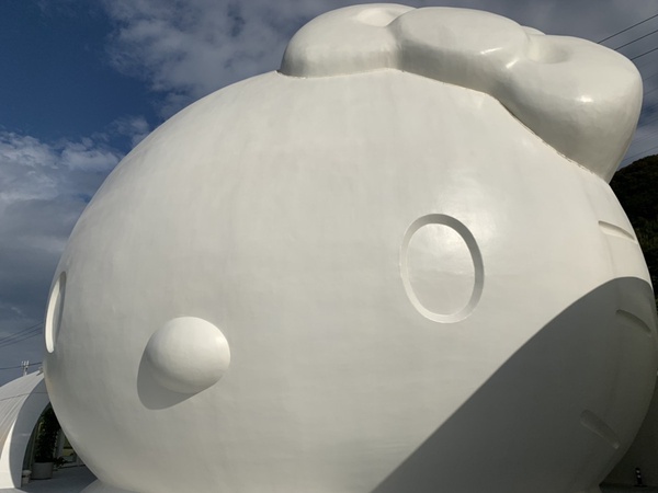 是Hello Kitty樂園！Hello Kitty蘋果屋全新登場，巨大Kitty必打卡，還有Kitty午茶！