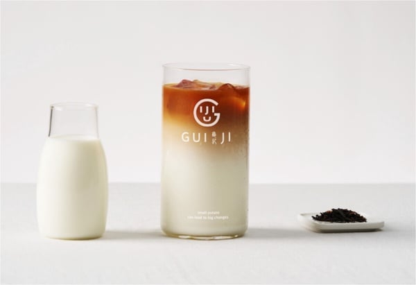 龜記濃乳茶，一杯由台茶18號紅玉等三種茶葉與鮮乳坊鮮乳調製而成的手搖飲。