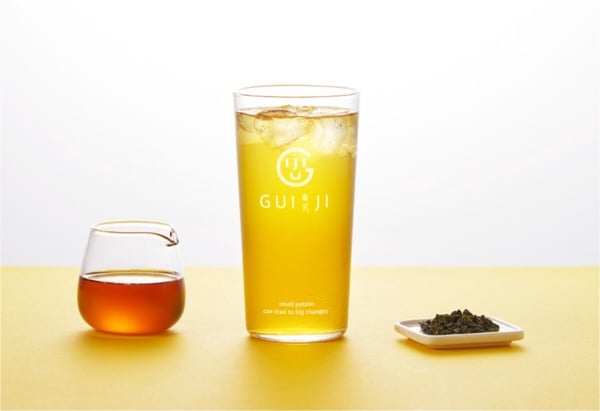 龜記蜂蜜四季春，以清香的四季春為茶底，加入天然蜂蜜，是龜記的經典飲品