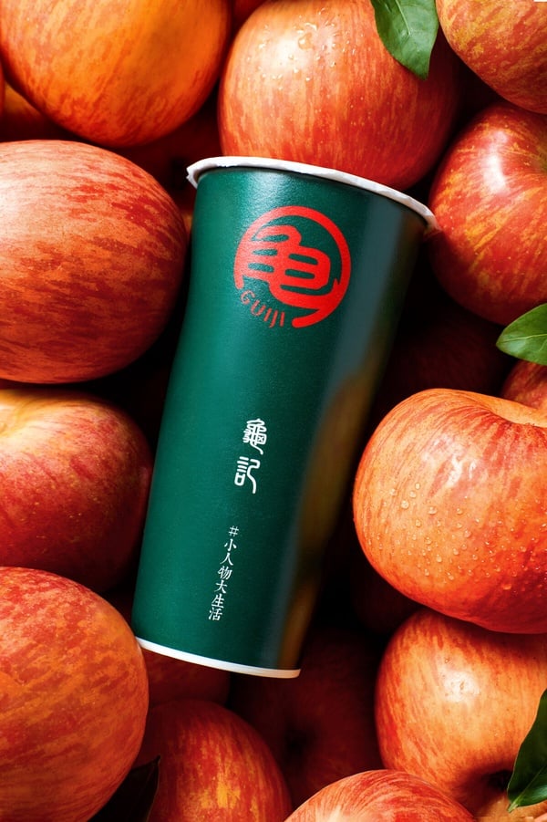 龜記蘋果紅萱，新鮮蘋果原汁搭配帶有蜜香的三韻紅萱茶底，果香與茶香的完美結合