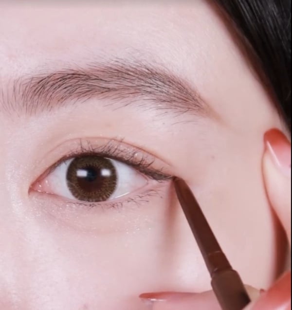 零失誤率！化妝師親授「5種眼線畫法」用眼影畫眼線宛如天生，這招無痛放大雙眼2倍必學