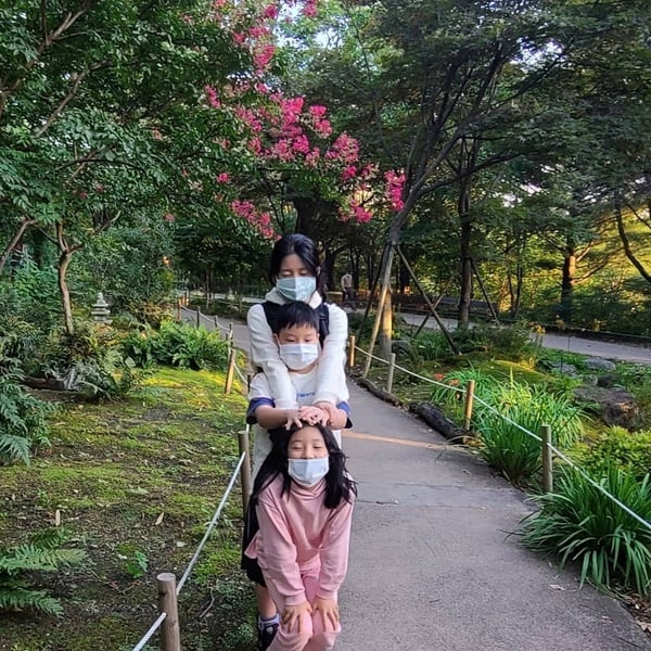 6位「被當路人」明星！潤娥素顏被無視、李英愛被女兒忽略，天團成員竟慘遭打馬賽克！