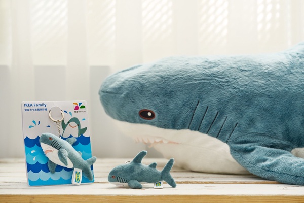 IKEA「鯊魚悠遊卡」只送不賣!迷你購物袋、小熊噴瓶也要收,台中IKEA鯊鯊佈景限時開跑