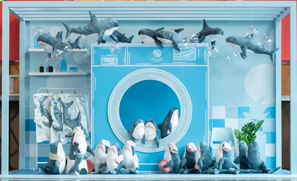 IKEA「鯊魚悠遊卡」只送不賣!迷你購物袋、小熊噴瓶也要收,台中IKEA鯊鯊佈景限時開跑