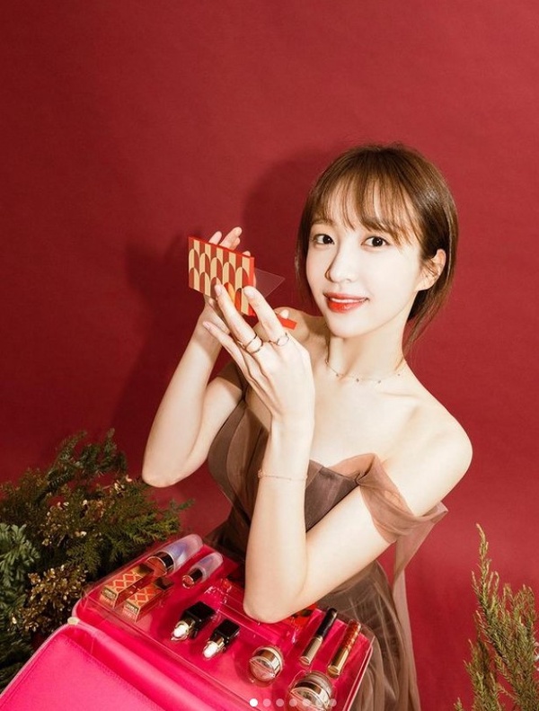韓星與粉絲可愛互動!金宣虎收到飲料反應萌翻、朱智勛超經典、他這舉動男友力爆棚!