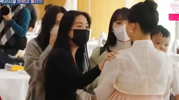 《藍調》現實中的「高中生爸媽」後來呢？生下孩子考驗才開始，她成了媽媽，夢也結束了