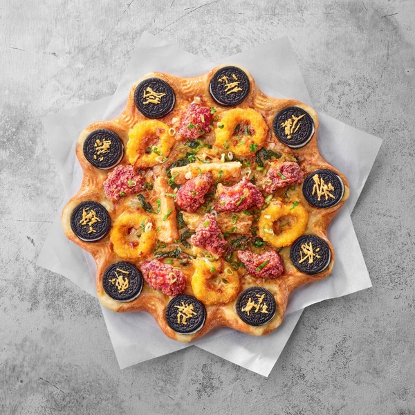 必勝客開賣鹽酥雞？必勝客推「鹽酥雞比薩」鹽酥雞、魷魚圈超過癮，再搭OREO餅皮太浮誇