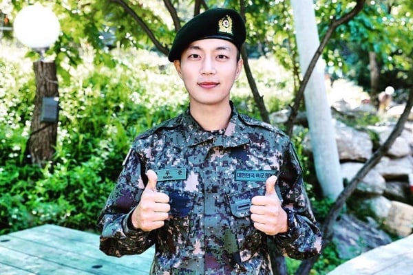 網議「因軍裝讓人更有好感」偶像!東海帥翻、玉澤演根本復仇者聯盟,「他」竟像被驅魔