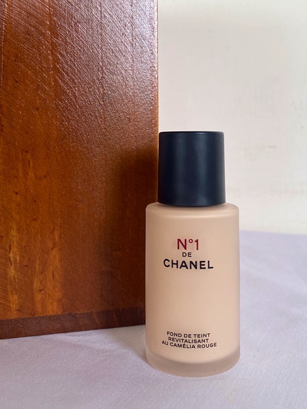 【BEAUTY編輯實測】CHANEL 香奈兒1號紅色山茶花活能粉底液，30ml／NT2,800
