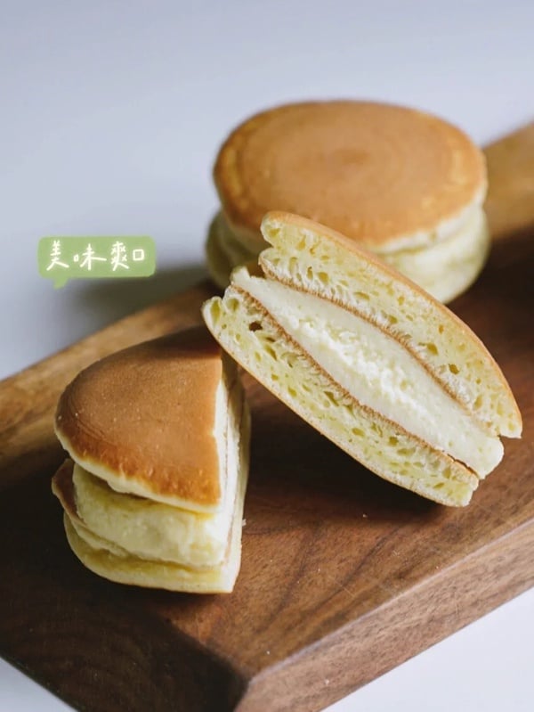 8款鬆餅粉食譜推薦！emoji厚鬆餅、鬱金香花束療癒味蕾又美觀，抹茶蛋糕免烤箱也能做