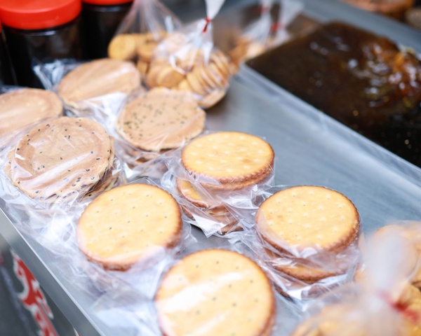 古早味小吃推薦！迪化街「純正麥芽餅」五種口味任君選擇、銅板價就能開吃