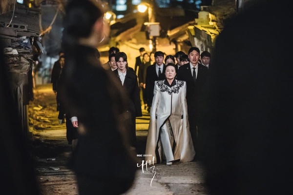 網議《還有明天》最愛場面！軍人&寵物篇、「佶戀」前世虐戀，主演群選「這幕」最經典