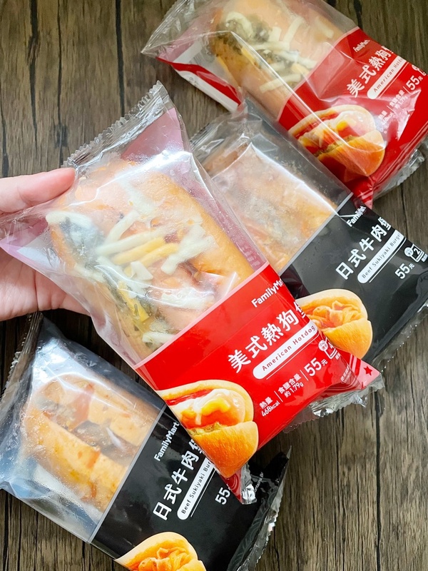 全家必吃新品推薦!全家開賣「美式熱狗堡、日式牛肉堡」,多汁熱狗+起司誘人必嚐