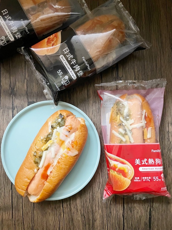 全家必吃新品推薦!全家開賣「美式熱狗堡、日式牛肉堡」,多汁熱狗+起司誘人必嚐