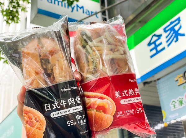 全家必吃新品推薦!全家開賣「美式熱狗堡、日式牛肉堡」,多汁熱狗+起司誘人必嚐