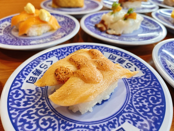 蠟筆小新粉絲吃壽司啦！藏壽司「蠟筆小新盤子」限量登場，吃壽司就免費送！