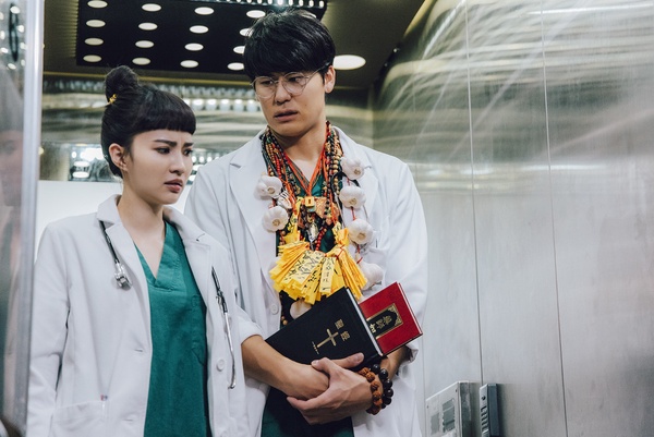 《村裡來了個暴走女外科》驚豔配角!朱軒洋是《天橋上的魔術師》阿派,她是《被害者》張孝全老婆