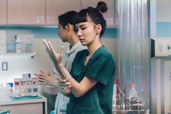 《村裡來了個暴走女外科》驚豔配角!朱軒洋是《天橋上的魔術師》阿派,她是《被害者》張孝全老婆