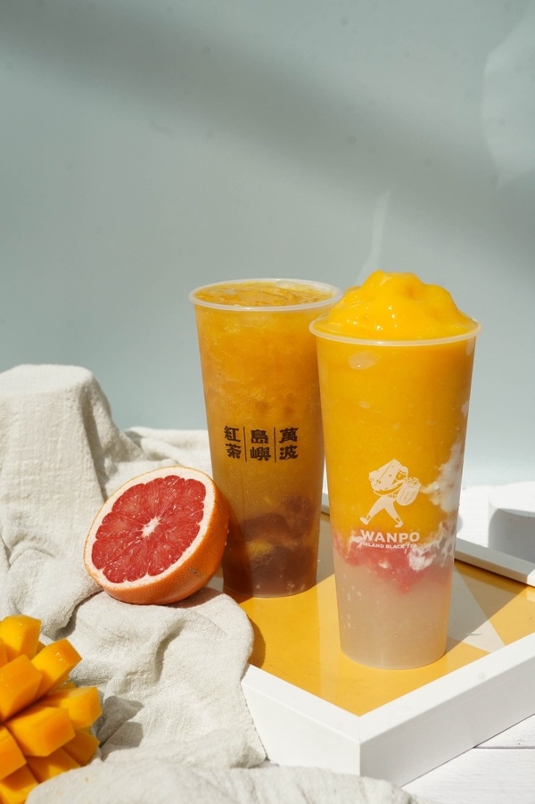 萬波聯名柔美小將！萬波人氣「楊枝甘露」回歸，再推新品「玉凍芒果露」，香甜芒果必喝