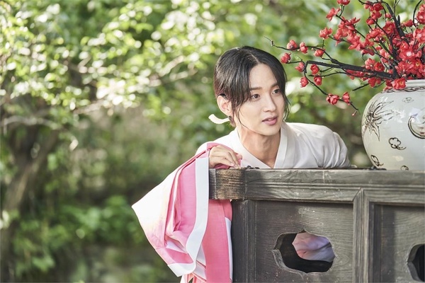 8部「女扮男裝」韓劇推薦:《雲畫的月光》超深情,《咖啡王子一號店》經典難超越!