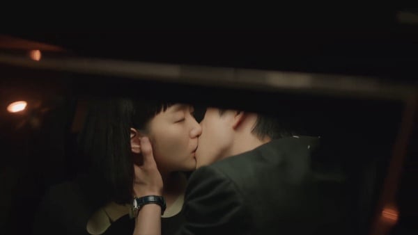韓劇「隱藏的吻戲匠人」！《細胞小將》吻戲超火辣，李俊昊安孝燮直接把人「扛起來親」