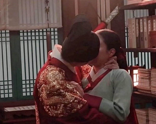 韓劇「隱藏的吻戲匠人」！《細胞小將》吻戲超火辣，李俊昊安孝燮直接把人「扛起來親」