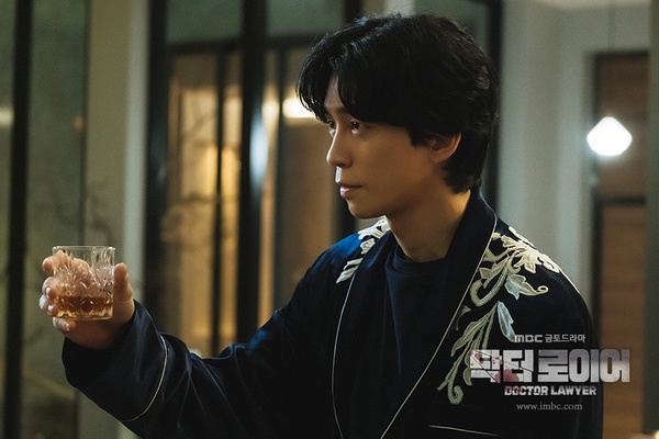近期韓劇話題度TOP8!《魔咒戀人》空降第四,《還魂》贏《醫法刑事》,冠軍毫無懸念