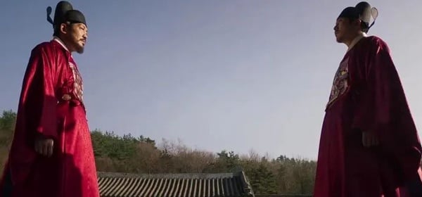 《紅丹心》超強「鏡頭語言」解析！「棋子」隱喻太絕，張赫倒掉毒茶，早暗示他的結局？