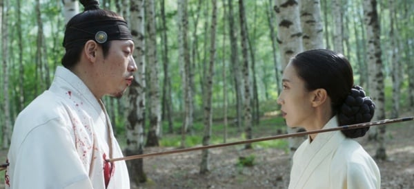 《紅丹心》超強「鏡頭語言」解析！「棋子」隱喻太絕，張赫倒掉毒茶，早暗示他的結局？