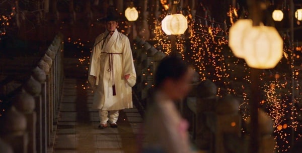 《紅丹心》超強「鏡頭語言」解析！「棋子」隱喻太絕，張赫倒掉毒茶，早暗示他的結局？
