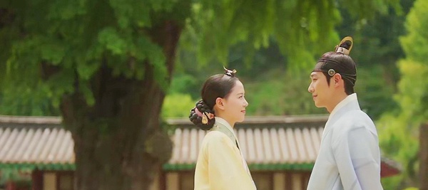 《紅丹心》超強「鏡頭語言」解析！「棋子」隱喻太絕，張赫倒掉毒茶，早暗示他的結局？