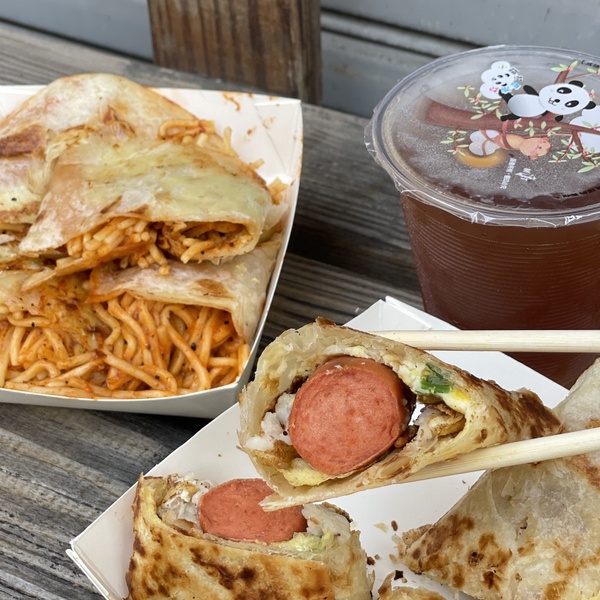 蛋餅界小霸王！新竹古早味「薯霸早餐」，薯泥熱狗蛋餅必吃，鐵板麵蛋餅超誘人！