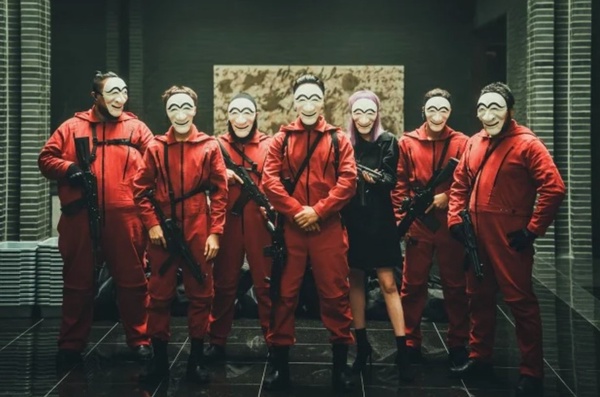 Netflix《紙房子：韓國篇》5個彩蛋細節！「河回面具」隱喻階級對抗，「東京&amp;柏林」取名都有玄機！