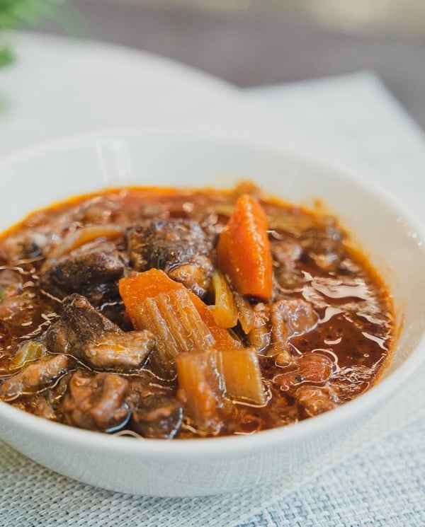 《營業中》姚元浩「紅酒燉牛肉」即將開賣！老屋招牌菜原味呈現，加熱即食超方便
