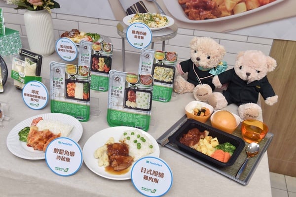 全家開賣飛機餐！全家聯手長榮航空推10款聯名美食，機上奶油餐包、米果也有！