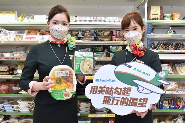 全家開賣飛機餐！全家聯手長榮航空推10款聯名美食，機上奶油餐包、米果也有！