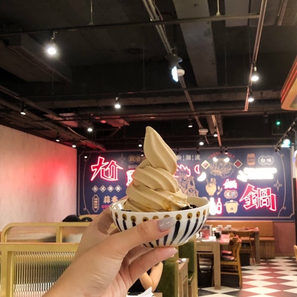 萬波珍奶免費喝！王品尬鍋x萬波推「啵霸辣奶鍋」，吃得到Q彈珍珠，加推萬波奶茶霜淇淋