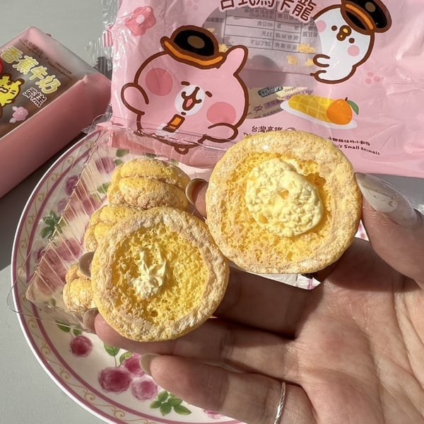 ▼鬆軟馬卡龍外皮包裹芒果奶霜內餡,每一口都超級滑順!