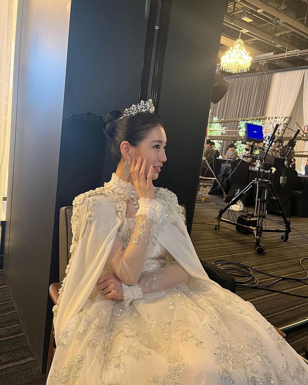 「造型超搶眼」韓劇女主!《安娜》秀智婚紗美翻,《夏娃》徐睿知這套被吐嘈「像蠶蛹」