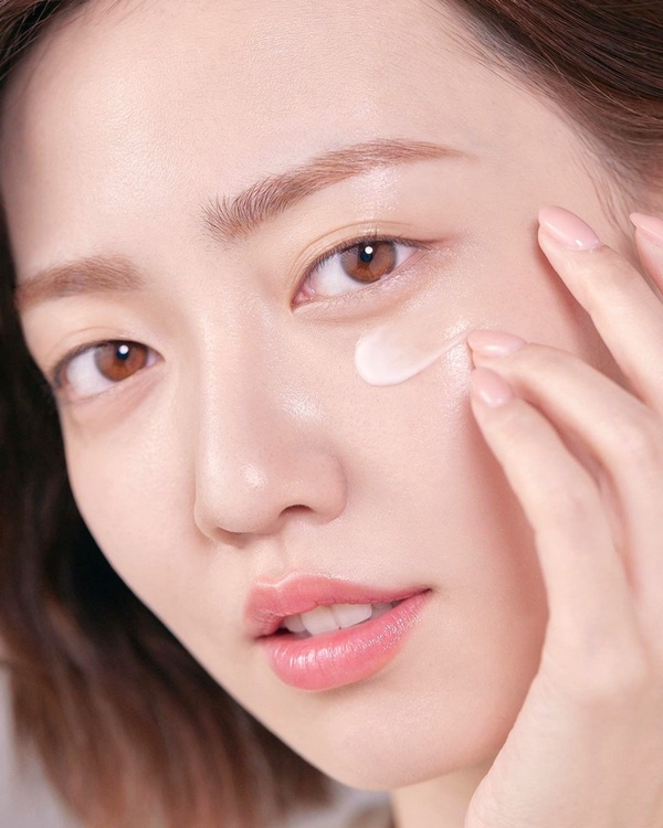 【編輯實測】2022眼部精華評比！雅詩蘭黛消水腫，NARS、YSL有感撫紋，這款輕盈零油膩