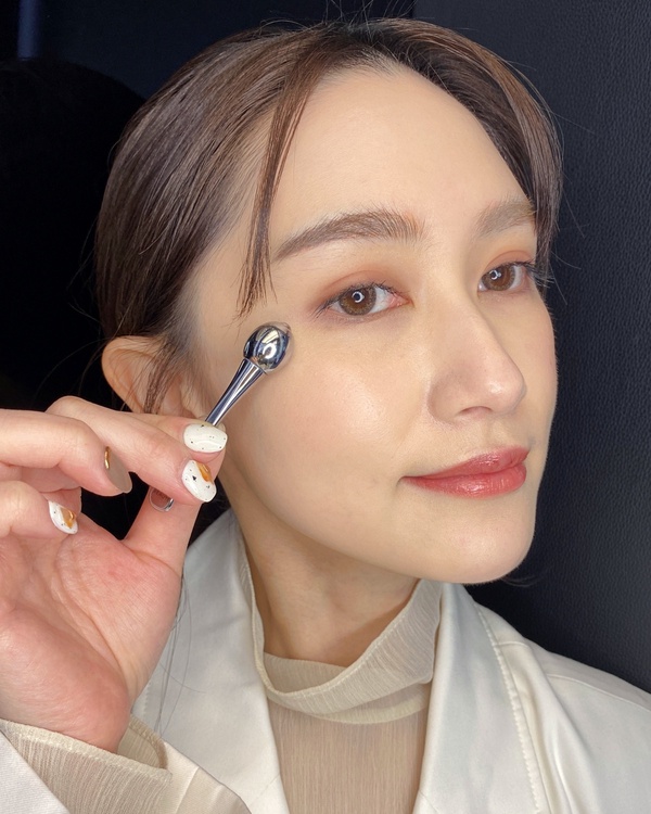 【編輯實測】2022眼部精華評比！雅詩蘭黛消水腫，NARS、YSL有感撫紋，這款輕盈零油膩