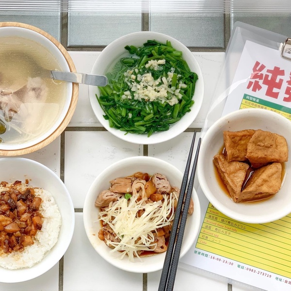 ▼剝皮辣椒燉雞湯/85元,純發魯肉飯/30元,滷大腸頭/80元,燙青菜/40元,油豆腐/20元