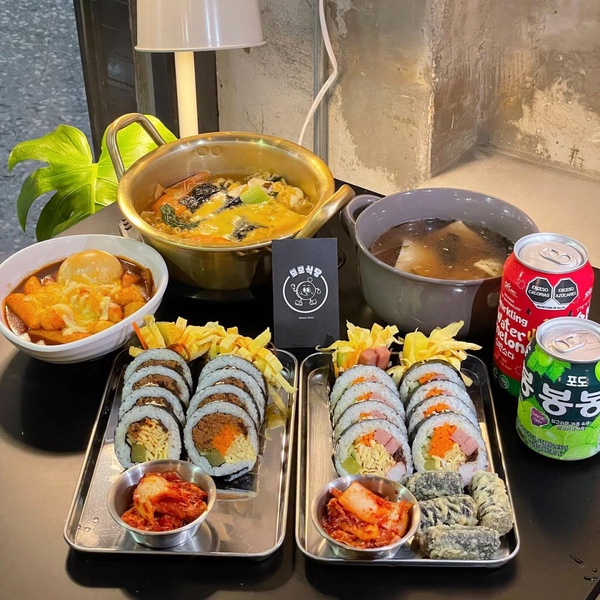 台中8家韓式料理推薦！韓式烤五花肉、部隊鍋、辣炒年糕、韓式飯捲，正統韓國味一次吃