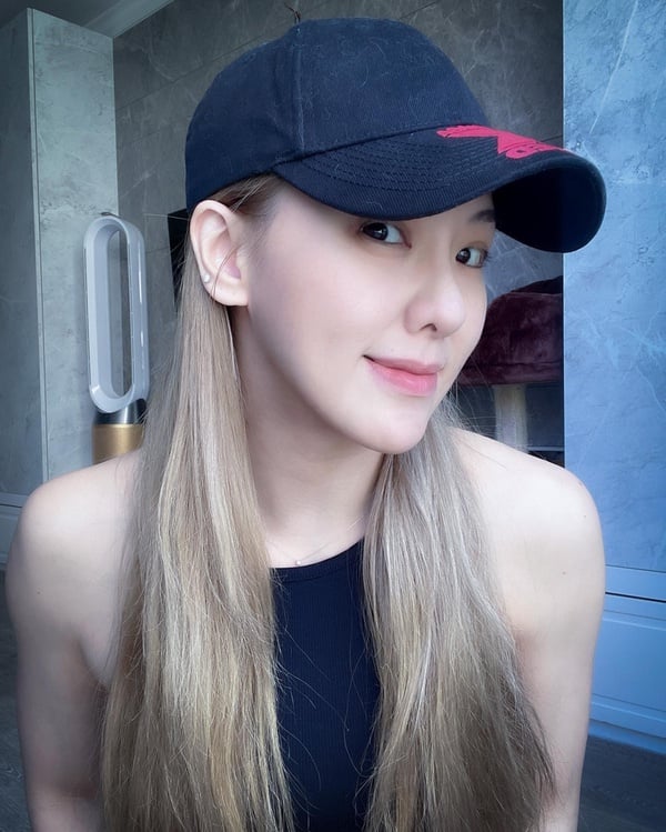 原來她們是千金！黃嘉千家境優渥，F.I.R主唱是泰山集團千金，她家公司市值超過300億！