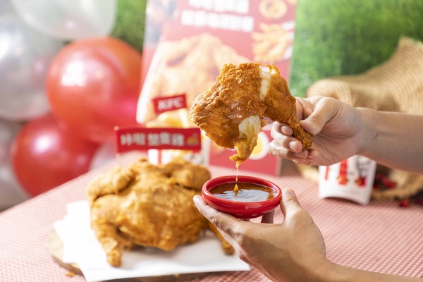 肯德基必吃超狂新品「咔啦整隻雞 就醬 High 派對餐」附3沾醬超過癮！